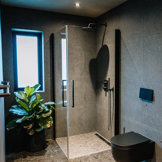 Innbyggingskran for dusj, børstet grafitt