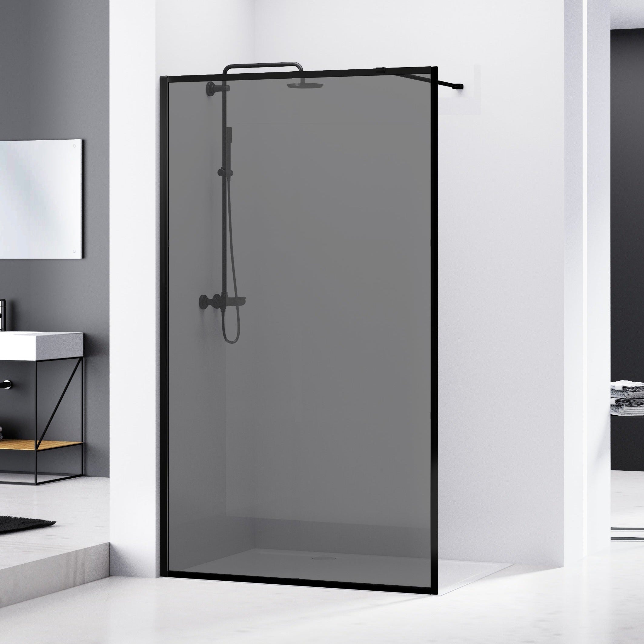 Nelly dusjvegg med 8 mm sotet glass, sort matt profil – Nygaard Bad